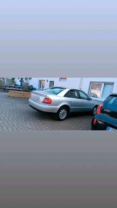 Usado Audi A4 101 CV (74 kW) 2000 Plateado Berlina