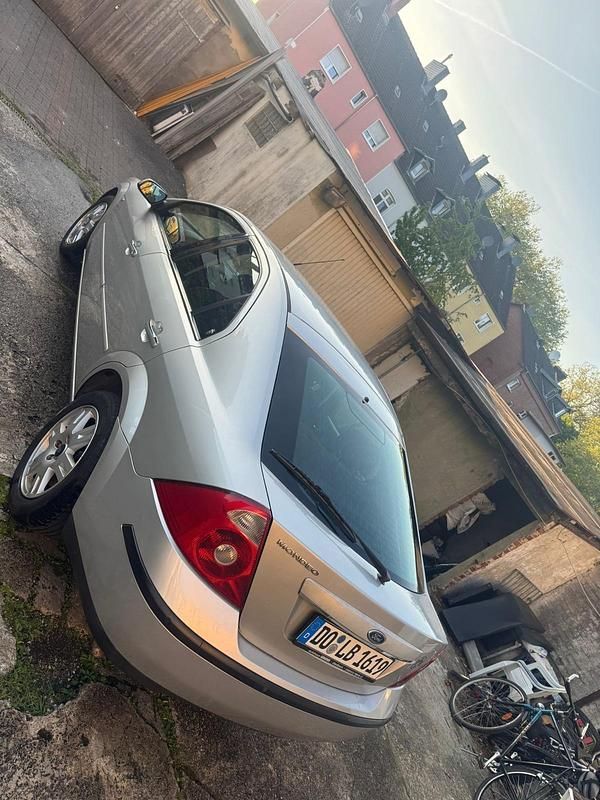 Gebraucht Ford Mondeo 125 PS (91 kW) 2004 Silber Limousine
