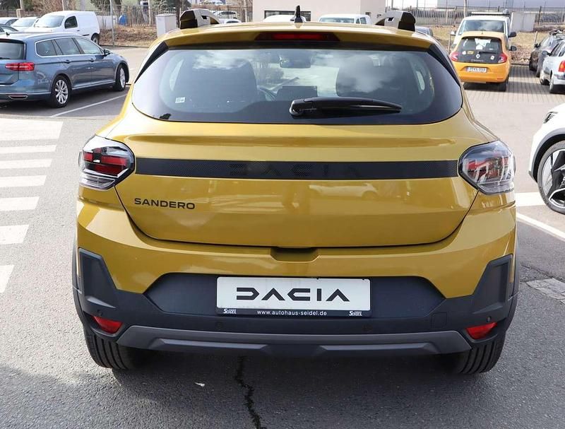 Neu Dacia Sandero Expression 122 PS (89 kW) 2026 Amber yellow Limousine