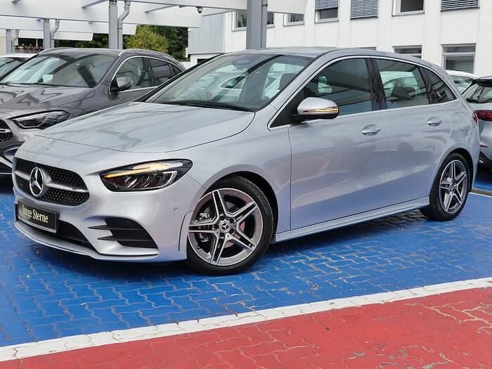 Lack hightechsilber Gebraucht 2024 Mercedes B180 AMG Van / Kleinbus | 30.980 € (Guter Preis) - Bild 1/4