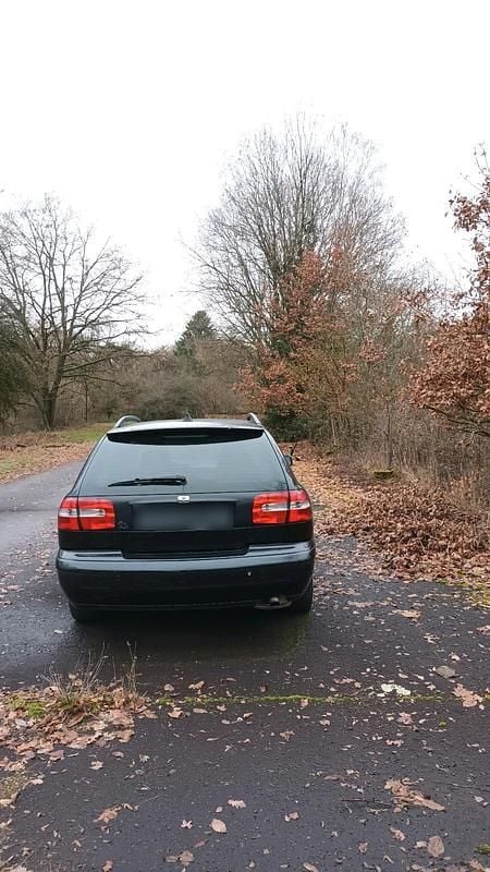 Gebraucht Volvo V40 115 PS (84 kW) 2001 Schwarz Kombi