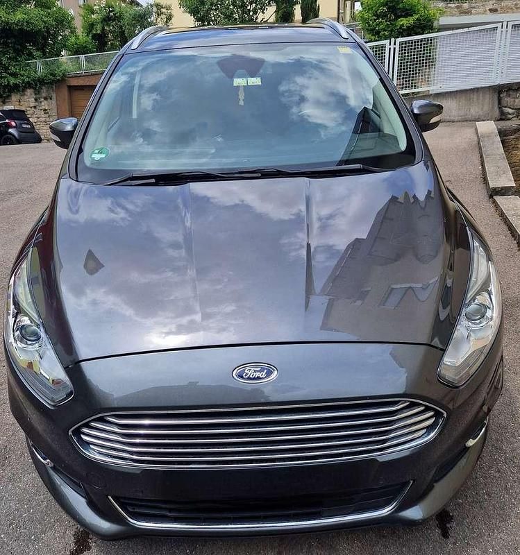 Grau Gebraucht 2018 Ford S-MAX Trend Van / Kleinbus | 14.500 € (Fairer Preis) - Bild 1/4