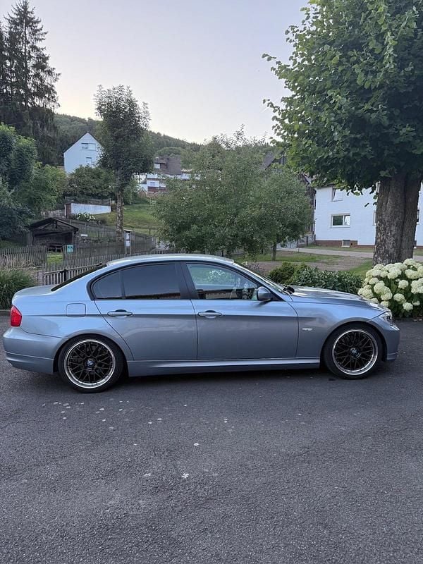Gebraucht BMW 318 143 PS (105 kW) 2011 Blau Limousine