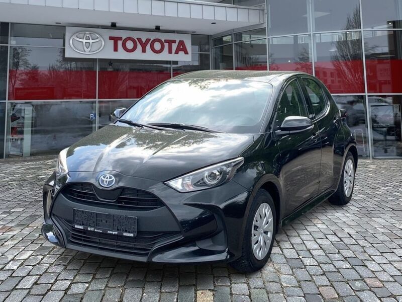 Black mica / ink Gebraucht 2022 Toyota Yaris Hybrid Comfort Kleinwagen | 17.990 € (Fairer Preis) - Bild 1/4