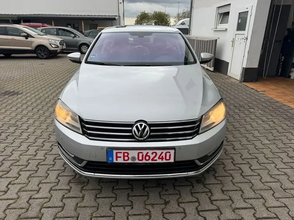 Second-hand VW Passat Comfortline 122 CP (89 kW) 2011 Argintiu Berlinǎ