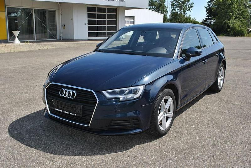 Blau Gebraucht 2020 Audi A3 Sportback Sport Limousine | 17.600 € (Superpreis) - Bild 1/4