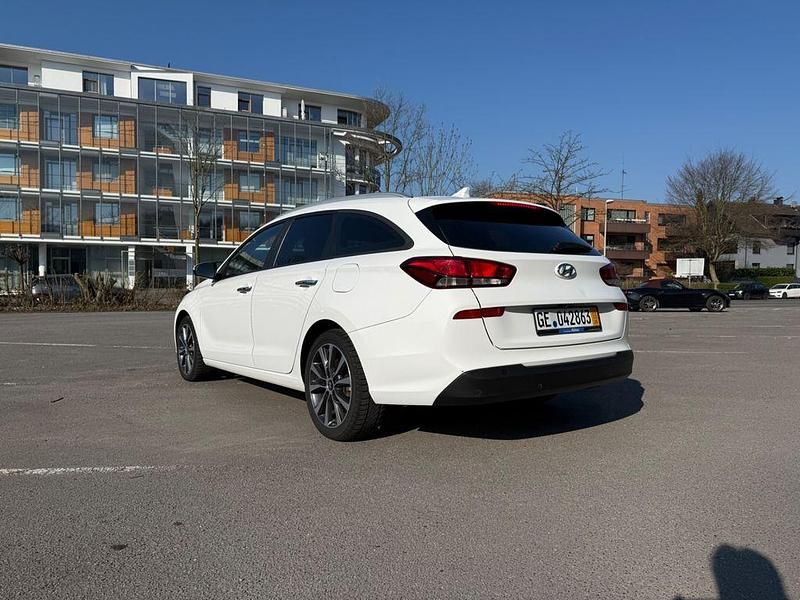 Gebraucht Hyundai i30 Trend 140 PS (102 kW) 2017 Weiß Kombi