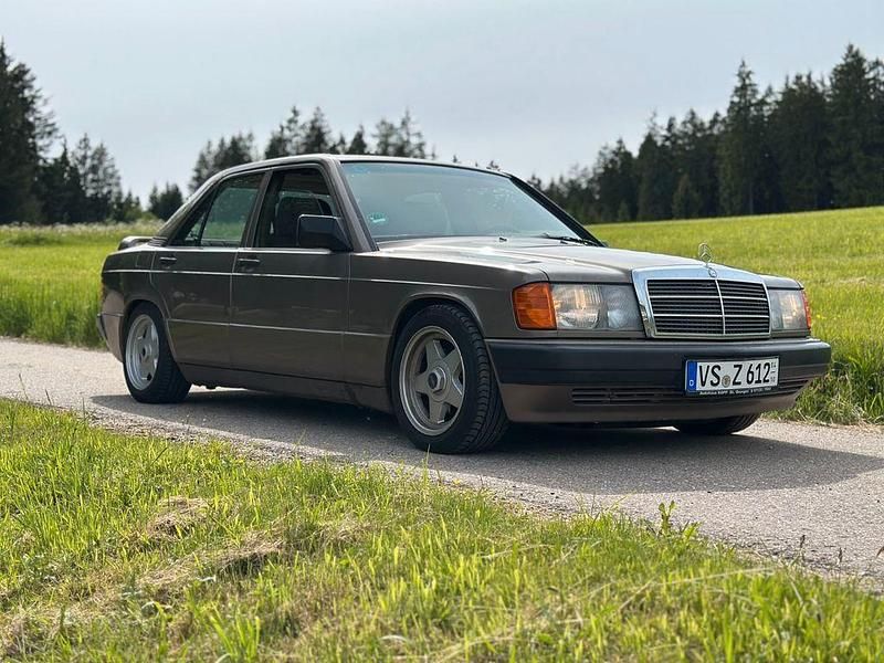Braun Gebraucht 1989 Mercedes 190 Limousine | 12.699 € - Bild 1/4
