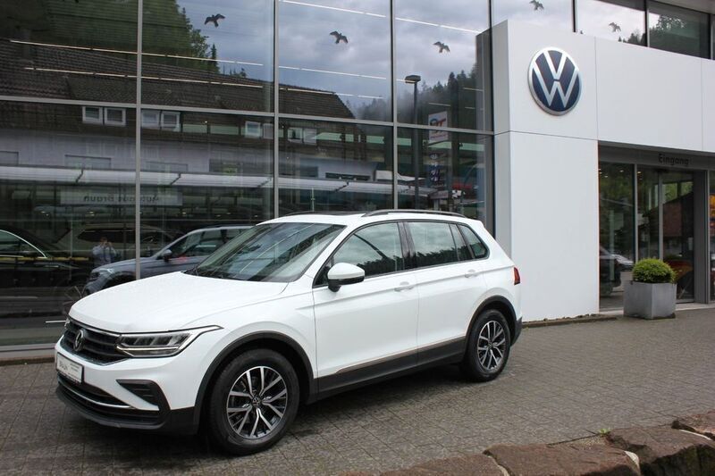Weiß pure white metallic Gebraucht 2022 VW Tiguan Life SUV | 23.190 € (Superpreis) - Bild 1/4