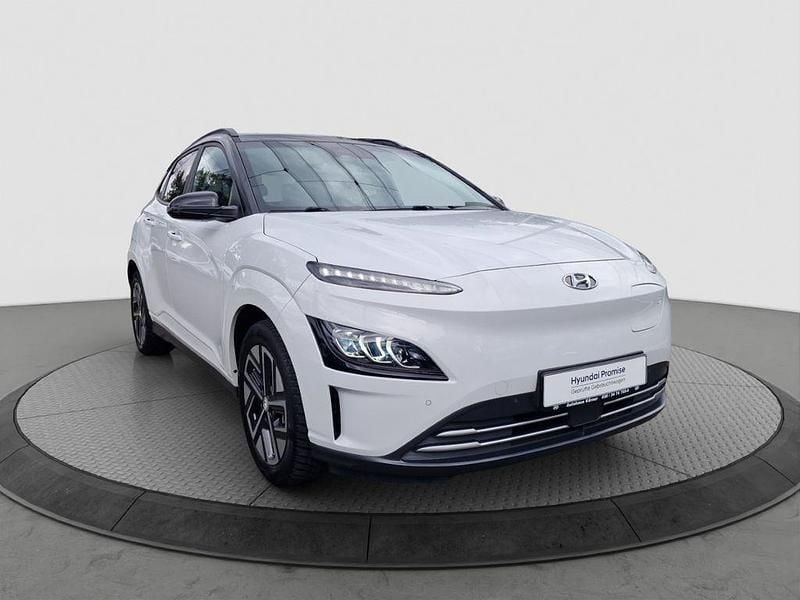 Weiss Gebraucht 2022 Hyundai Kona Prime SUV | 23.900 € (Guter Preis) - Bild 1/4