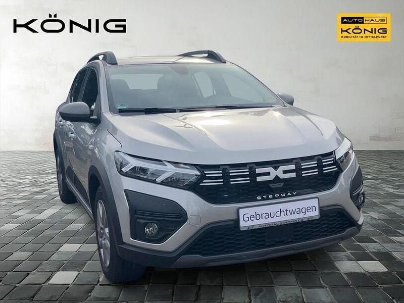 Grau Gebraucht 2023 Dacia Sandero Expression Kleinwagen | 16.999 € (Guter Preis) - Bild 1/4