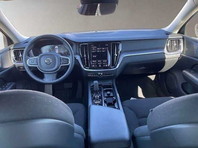 Gebraucht Volvo V60 Momentum 197 PS (144 kW) 2021 Onyx black / metallic Kombi