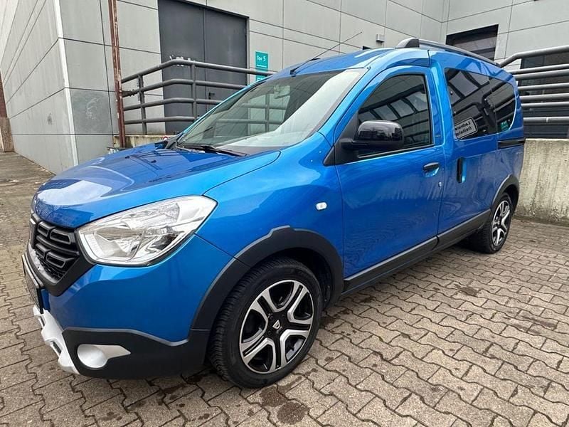 Blau Gebraucht 2019 Dacia Dokker Stepway Van / Kleinbus | 8.980 € (Guter Preis) - Bild 1/4