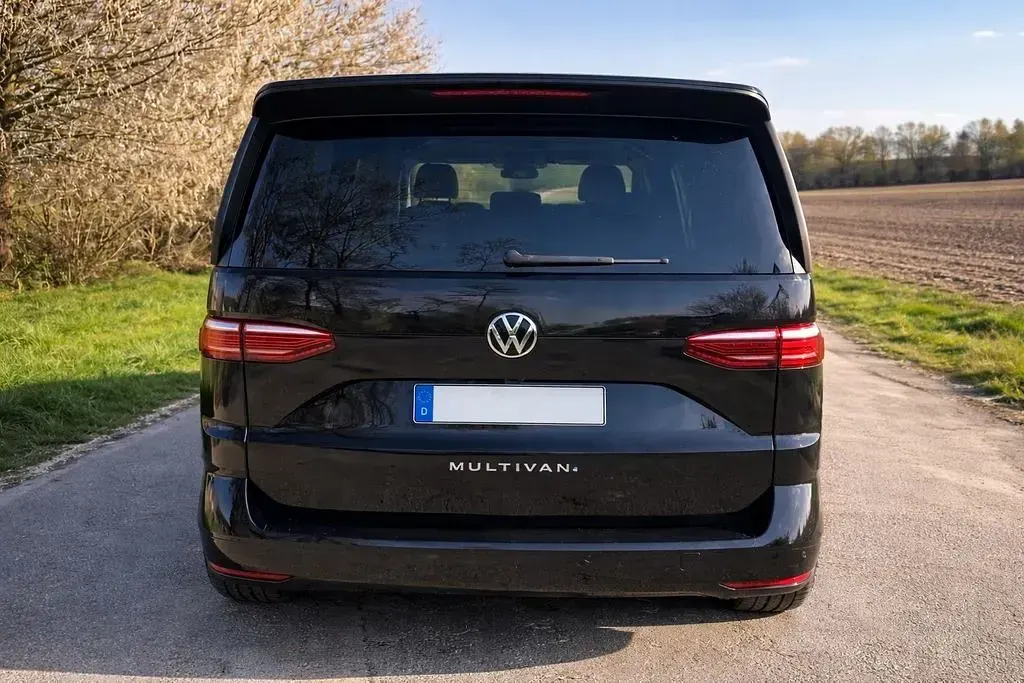 Gebraucht VW Multivan Life 150 PS (110 kW) 2024 Schwarz Van / Kleinbus