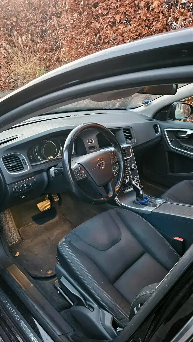 Gebraucht Volvo V60 190 PS (139 kW) 2016 Schwarz Kombi