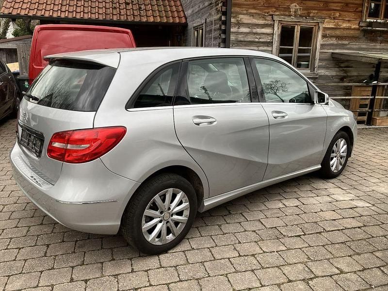 Gebraucht Mercedes B180 122 PS (89 kW) 2014 Silber Van / Kleinbus