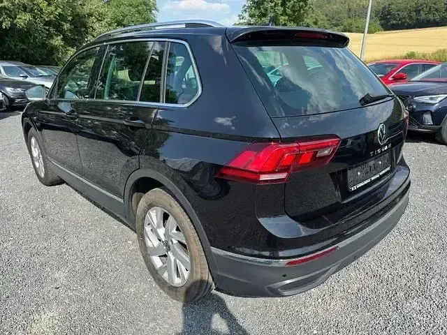 Gebraucht VW Tiguan Move 122 PS (89 kW) 2023 Schwarz SUV