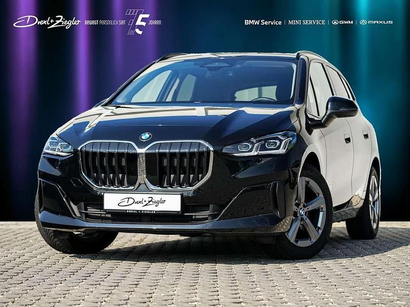 Saphirschwarzmetallic Gebraucht 2025 BMW 218 Active Tourer Luxury Line Van / Kleinbus | 32.980 € (Superpreis) - Bild 1/4