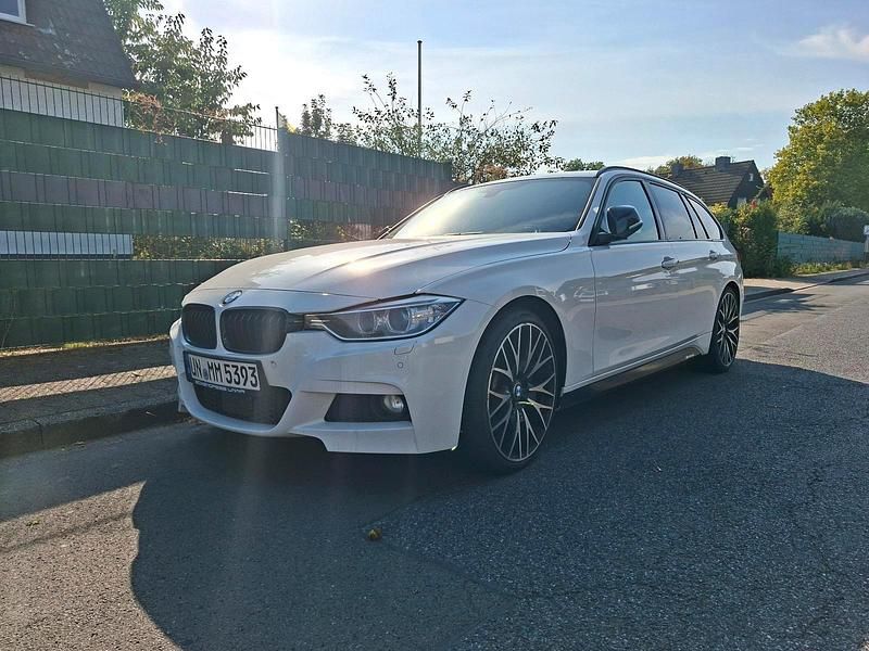 Weiß Gebraucht 2013 BMW 330 M Sport Kombi | 11.999 € (Guter Preis) - Bild 1/4