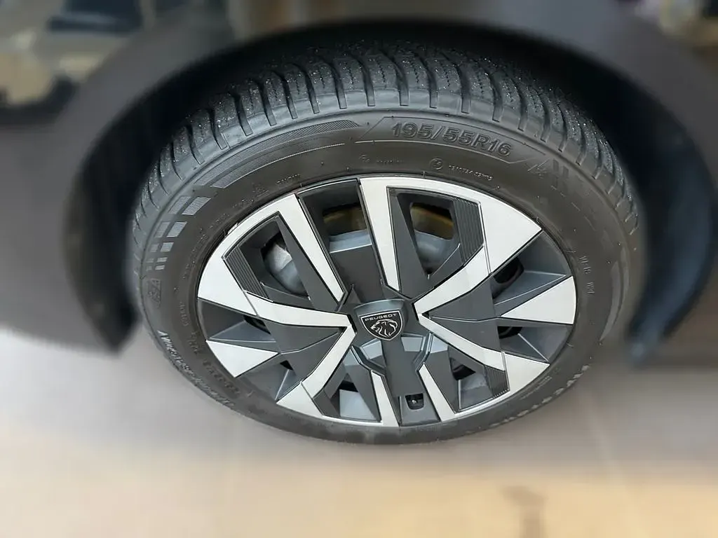 Gebraucht Peugeot 208 Active 101 PS (74 kW) 2024 Schwarz Kleinwagen