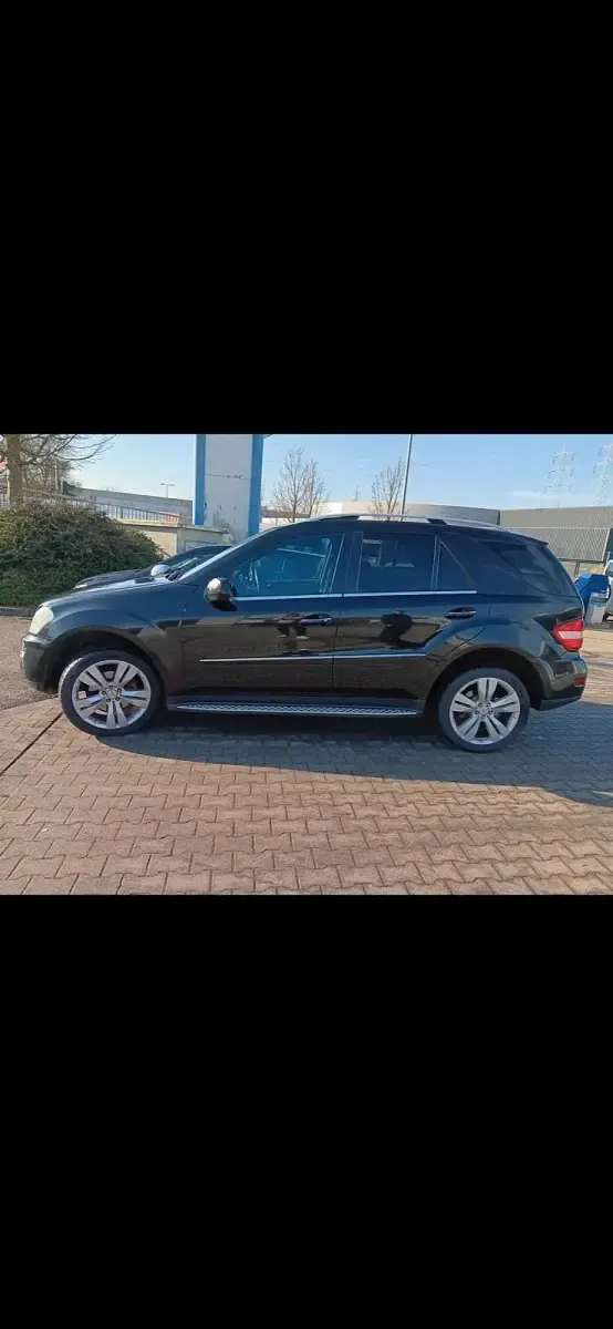 Second-hand Mercedes ML320 224 CP (164 kW) 2009 Negru SUV