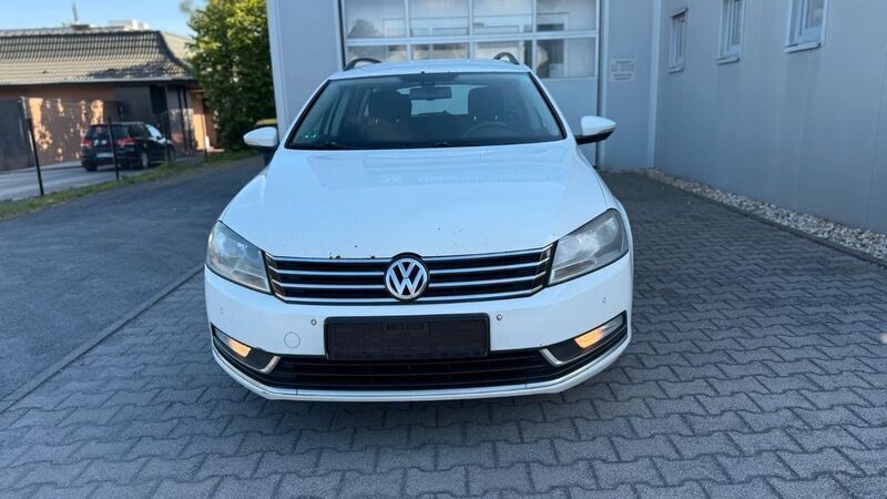 Weiß Gebraucht 2013 VW Passat Comfortline Kombi | 4.650 € (Guter Preis) - Bild 1/4