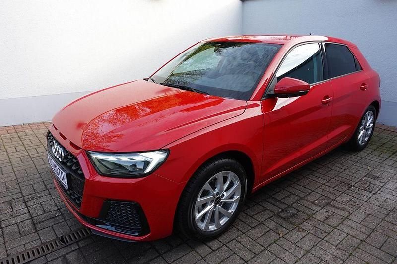 Rot Gebraucht 2024 Audi A1 Sportback Advanced Kleinwagen | 23.790 € (Fairer Preis) - Bild 1/4