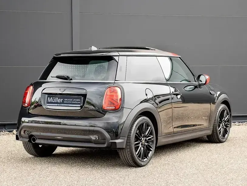 Używany Mini Cooper 136 KM (100 kW) 2023 Czarny Hatchback