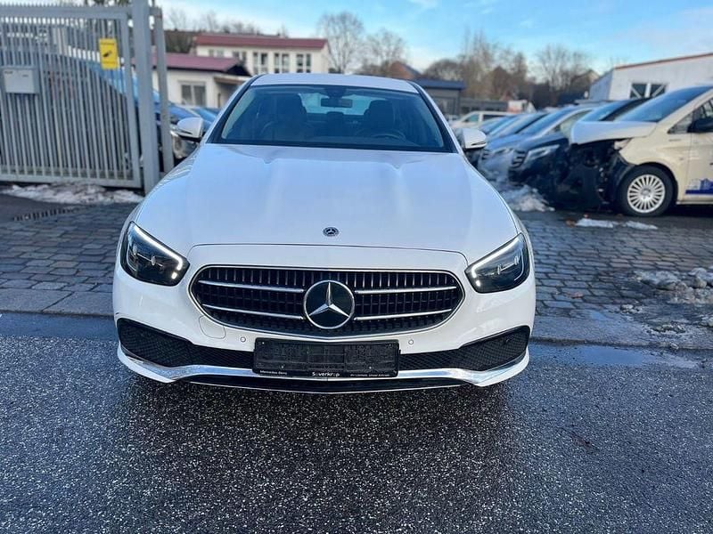 Weiß Gebraucht 2022 Mercedes E220 Limousine | 19.900 € (Superpreis) - Bild 1/4
