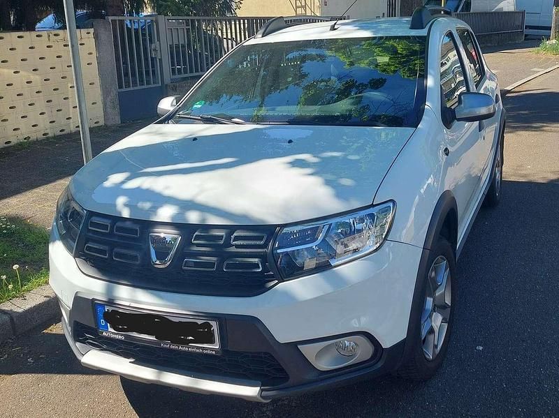 Weiß Gebraucht 2017 Dacia Sandero Stepway Kleinwagen | 10.270 € (Fairer Preis) - Bild 1/4