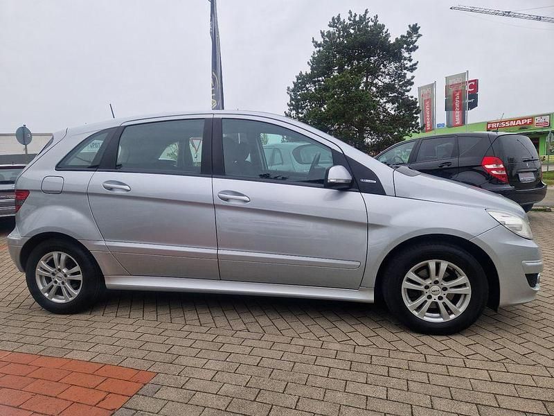 Gebraucht Mercedes B180 116 PS (85 kW) 2010 Silber Van / Kleinbus