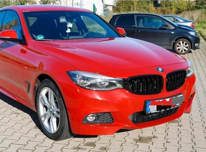 Rot Gebraucht 2018 BMW 320 M Sport Limousine | 29.500 € - Bild 1/4