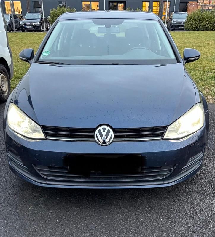 Blau Gebraucht 2014 VW Golf Trendline Limousine | 7.199 € (Fairer Preis) - Bild 1/4
