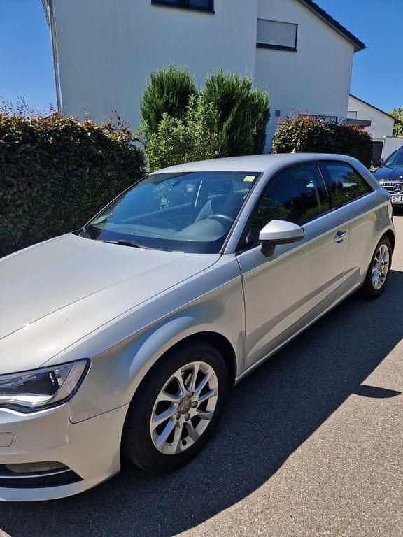 Silber Gebraucht 2014 Audi A3 Ambition Limousine | 6.790 € (Guter Preis) - Bild 1/4