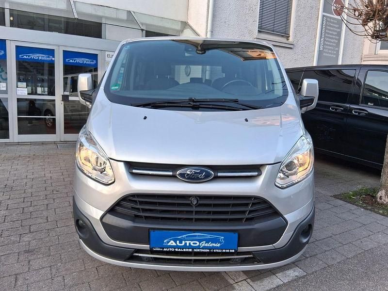 Gebraucht Ford Tourneo Titanium 170 PS (125 kW) 2017 Silber Van / Kleinbus