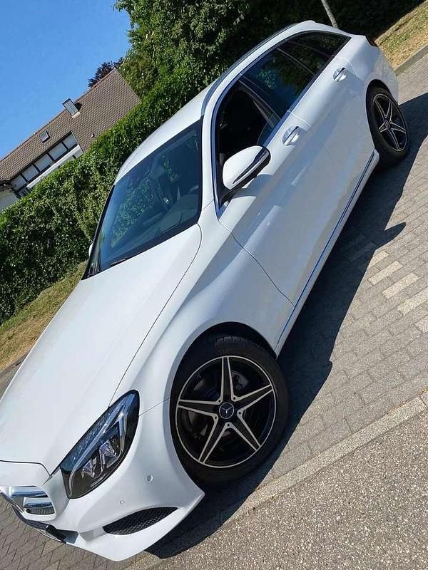 Weiß Gebraucht 2018 Mercedes C220 Avantgarde Kombi | 22.250 € (Teuer) - Bild 1/4