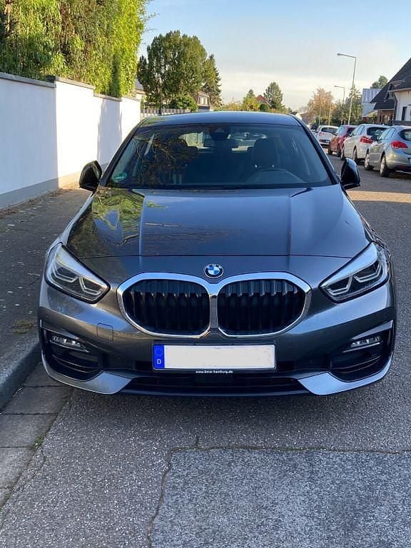 Grau Gebraucht 2020 BMW 120 Sport Line Kleinwagen | 21.450 € (Guter Preis) - Bild 1/4