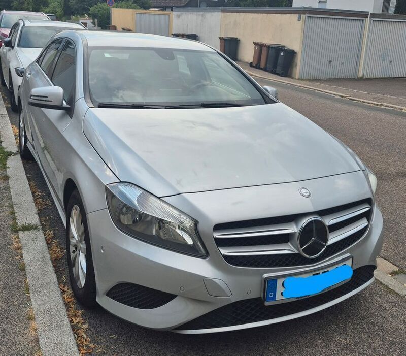 Grau Gebraucht 2015 Mercedes A180 Limousine | 10.300 € (Superpreis) - Bild 1/4
