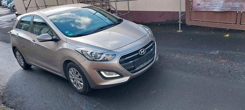 Gebraucht Hyundai i30 110 PS (80 kW) 2015 Gold Limousine