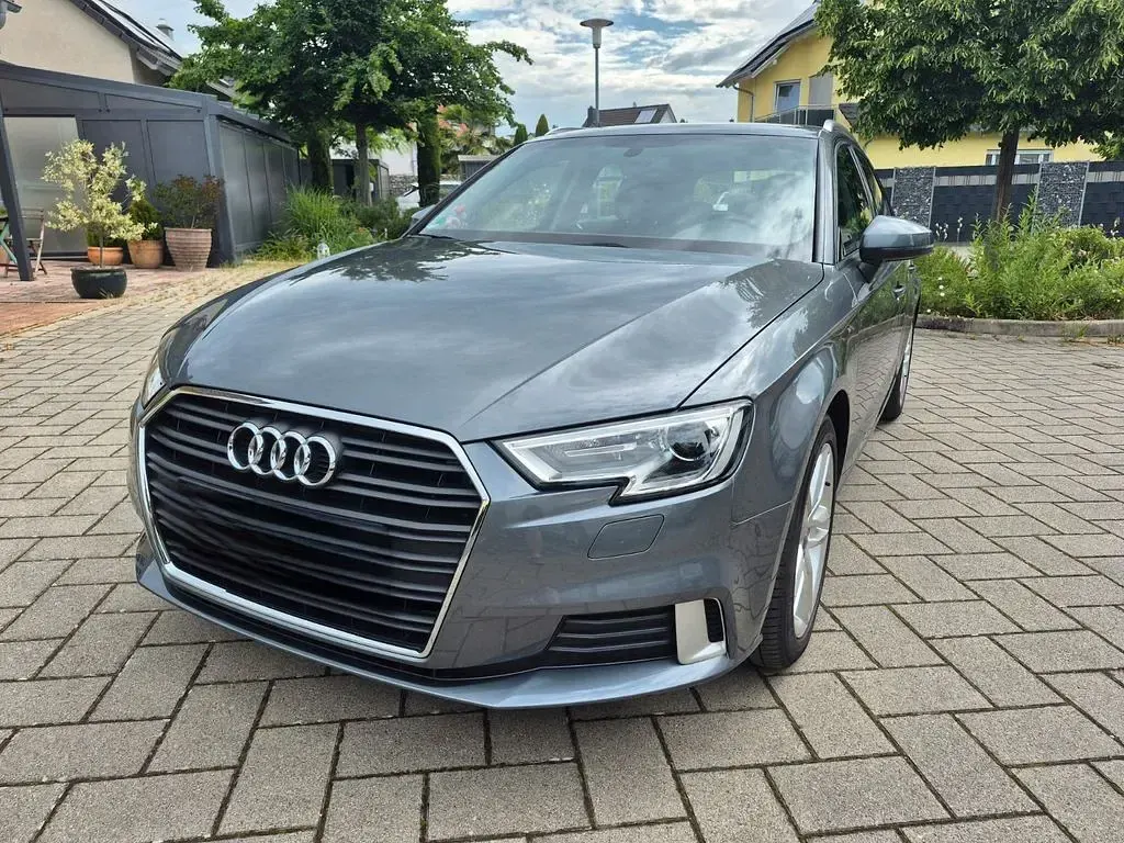 Gebraucht Audi A3 Sport 116 PS (85 kW) 2019 Grau Limousine