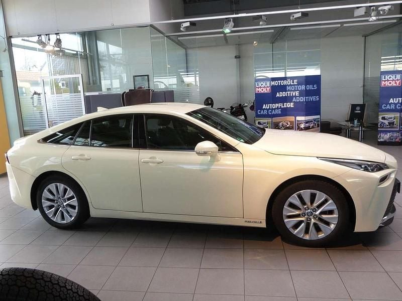 Gebraucht Toyota Mirai Basis 182 PS (133 kW) 2023 Frozen white Limousine