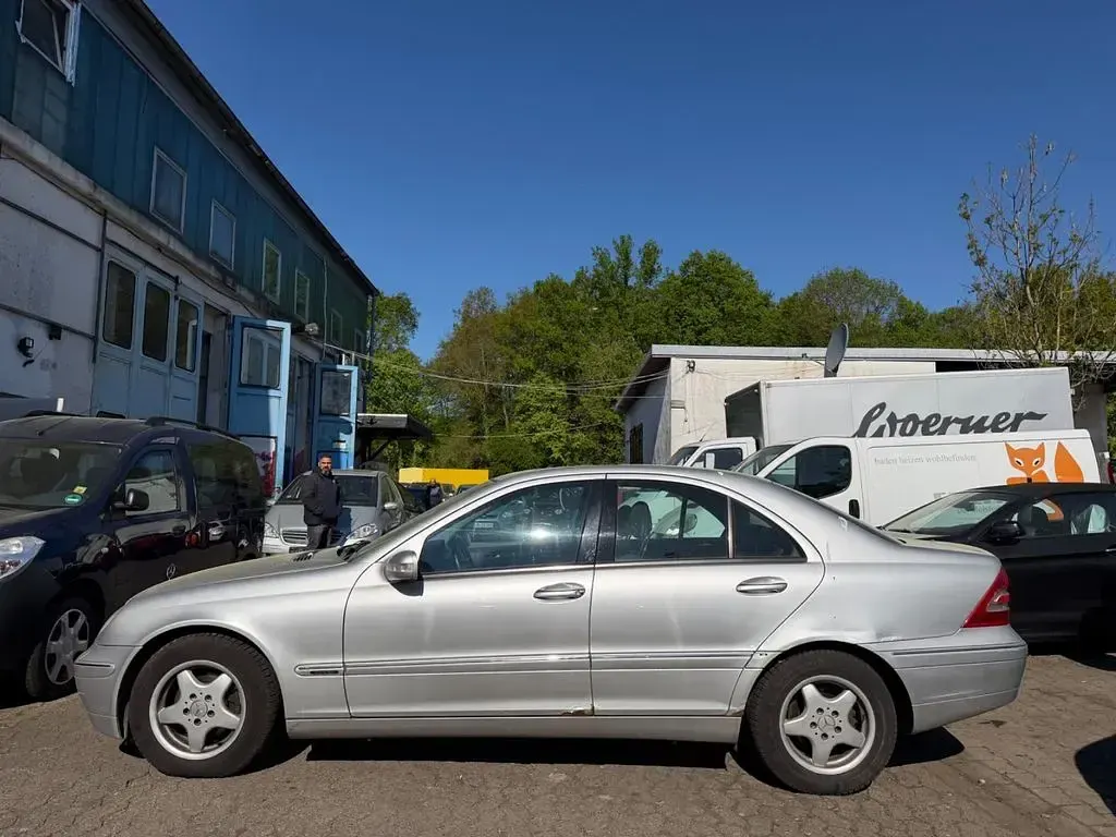 Second-hand Mercedes C200 163 CP (119 kW) 2002 Argintiu Berlinǎ