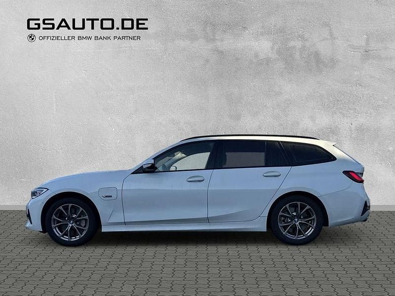 Gebraucht BMW 330e Sport Line 252 PS (185 kW) 2021 Alpinweiss iii (weiss) Kombi