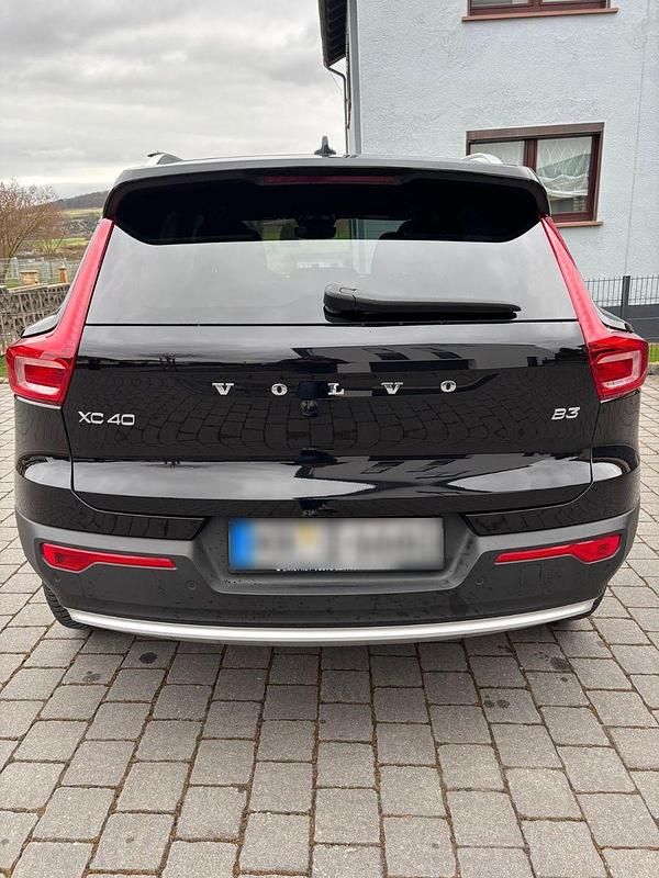 Gebraucht Volvo XC40 Core 163 PS (119 kW) 2024 Schwarz SUV