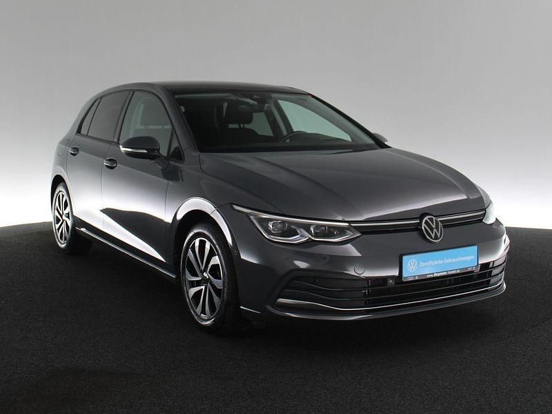 Gebraucht VW Golf VIII Active 150 PS (110 kW) 2022 Grau / delfingrau Limousine