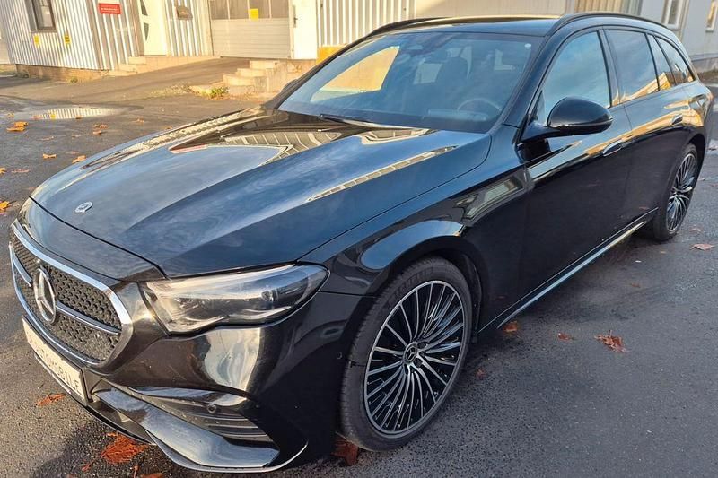 Schwarz Gebraucht 2023 Mercedes E220 Advanced Limousine | 43.990 € (Fairer Preis) - Bild 1/4