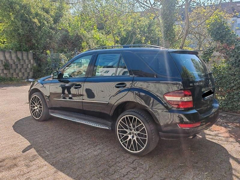 Second-hand Mercedes ML320 224 CP (164 kW) 2009 Negru SUV