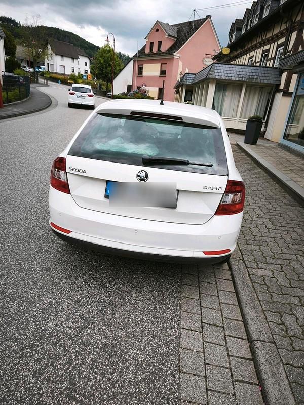 Weiß Gebraucht 2014 Skoda Rapid Limousine | 5.600 € (Fairer Preis) - Bild 1/4