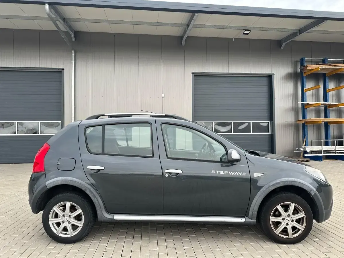 Gebraucht Dacia Sandero Stepway 84 PS (61 kW) 2011 Grau Limousine