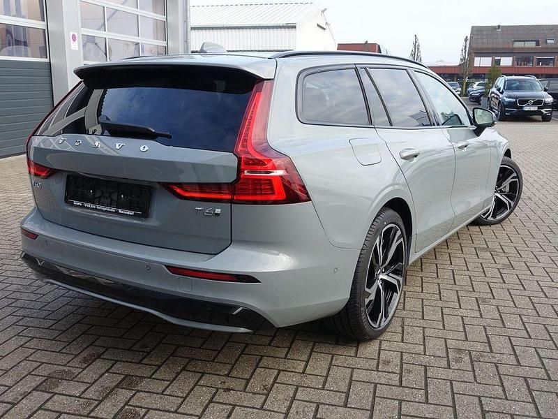 Neu Volvo V60 Plus 398 PS (292 kW) 2026 Grau Kombi